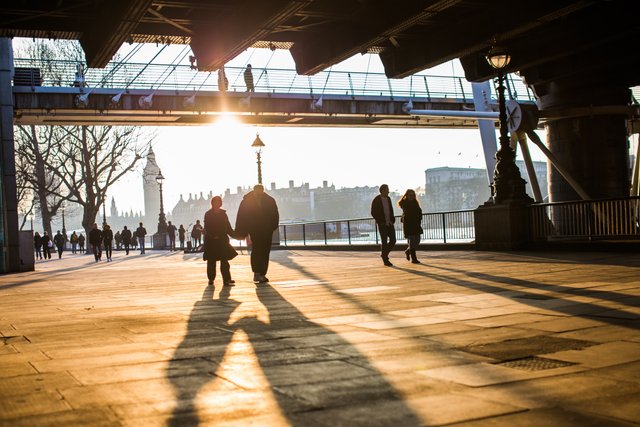 bridge-city-couple-walking-34682.jpg