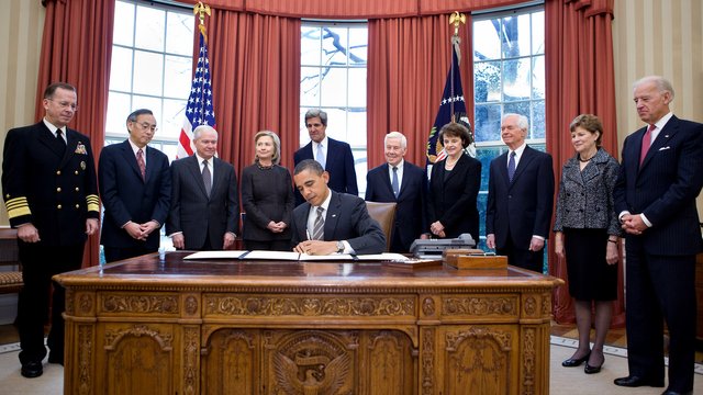 President_Barack_Obama_signs_the_New_START_Treaty,_February_2,_2011.jpg