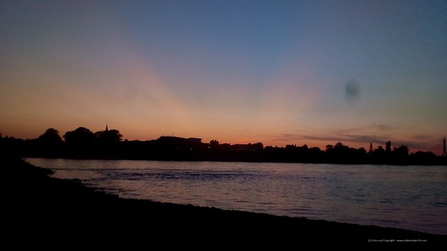 201908222059 Düsseldorf Himmelgeist Sunbeam purple after sunset.jpg