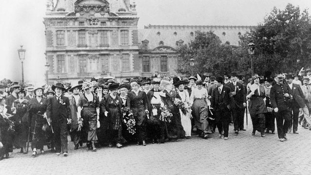 Womens_suffrage_demonstration_in_Paris_on_5_July_1914_-_Le_Figaro.jpg