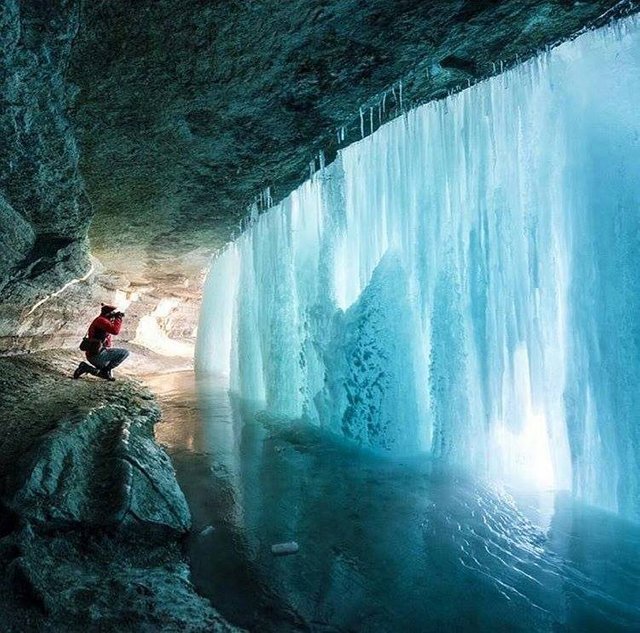 El otro lado de la cascada de minnehaha en Minnesota.jpg