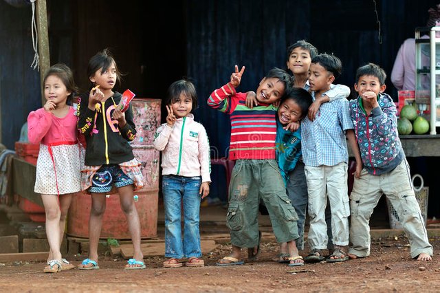 muchachas-y-muchachos-felices-de-los-niños-de-la-sonrisa-de-los-pobres-en-el-pueblo-de-asia-74759498.jpg