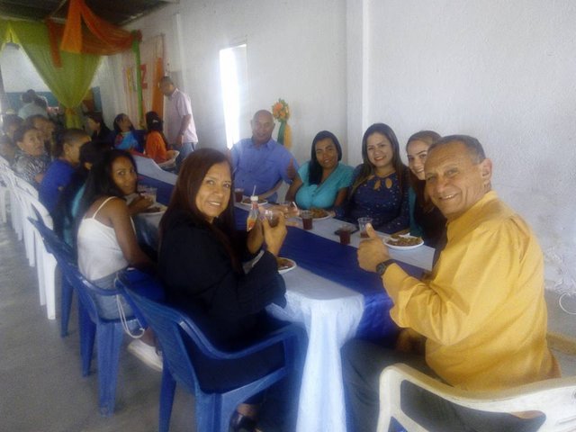 compartiendo el pan pastor miguel eliezer thaiz varios mesa servida.jpg