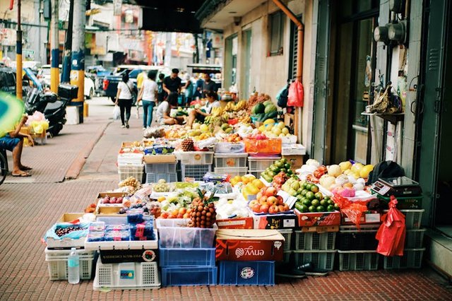 free-photo-of-vibrant-street-market-stall-with-fresh-produce.jpeg