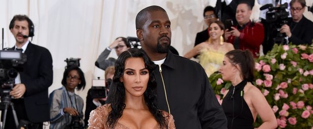 kanye-west-gave-kim-kardashian-1-million-for-mother-day.jpg