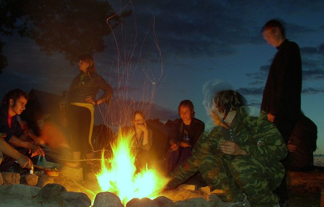 728px-Campfirebonding.jpg