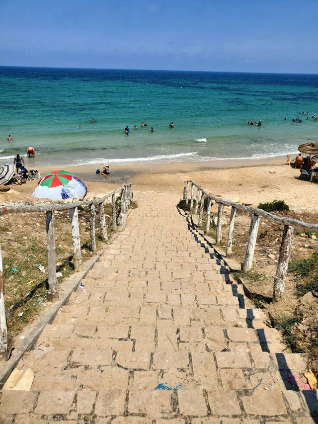 escalier vers la plage.jpeg