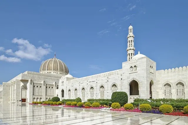 sultan-qaboos-grand-mosque-5963726_640.webp