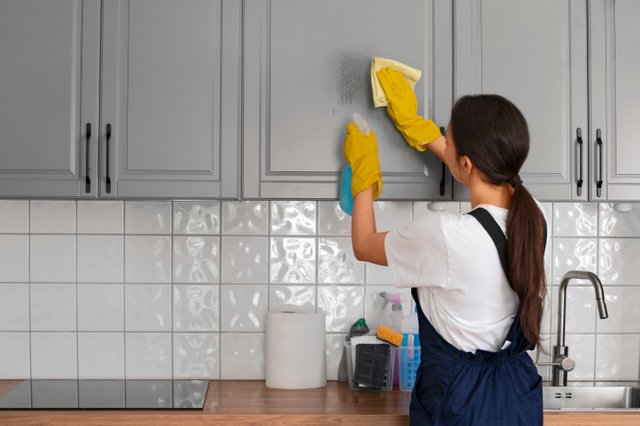 mujer-de-tiro-medio-limpiando-casa.jpg