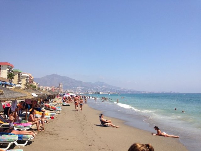 Playa de Fuengirola en Fuengirola, Andalucía.jpg