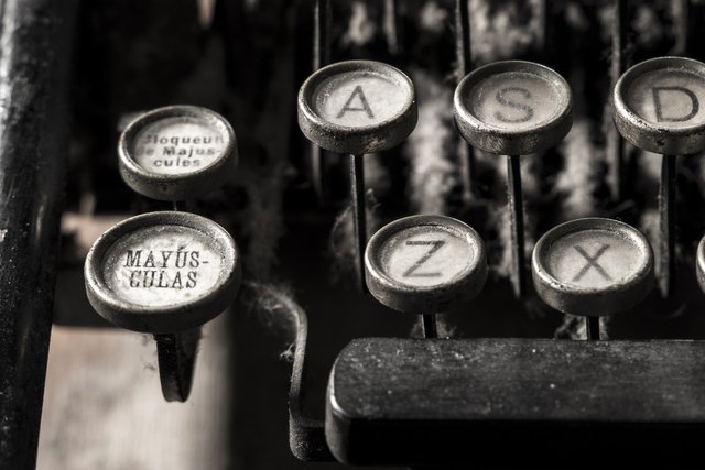 typewriter-5065594_1920.jpg