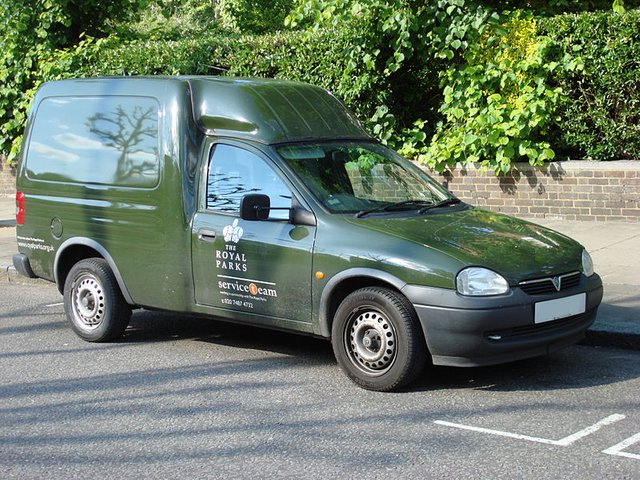 800px-Vauxhall_minivan_green.JPG