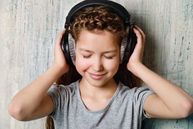 child_listening_to_music.jpg