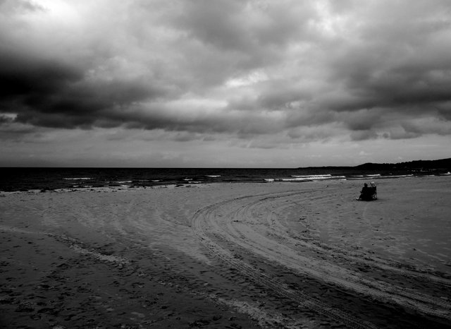 Couple_On_Beach_2__MONO__P1110076.JPG