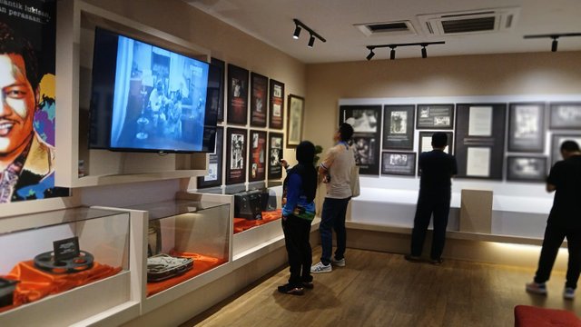 Pengunjung Galeri.jpg