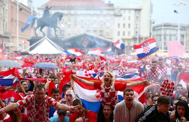 kroatische-fans-jubeln-ueber.jpg