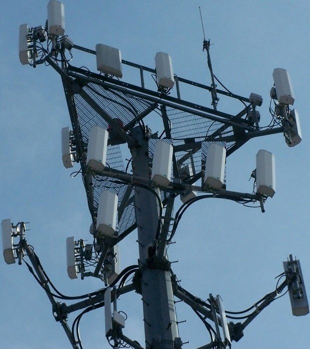 Celluar_Antenna_with_tower_for_5G.jpg