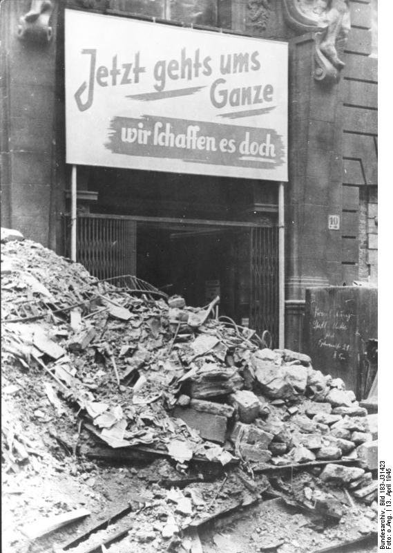 Bundesarchiv_Bild_183-J31423,_Berlin,_Durchhalteparole_zwischen_Trümmern.jpg