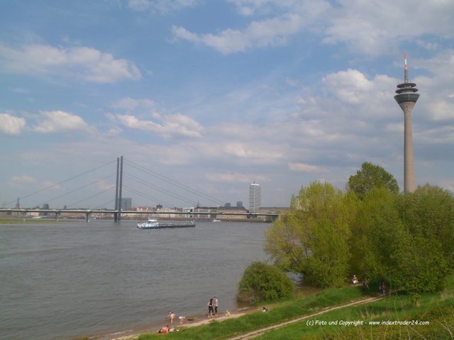 Düsseldorf Skyline Paradiesstrand Hafen 2013.jpg