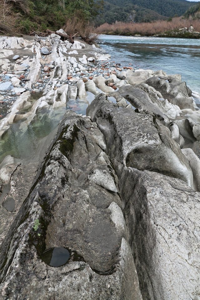 6261321956-osullivans-bridgestones-in-the-riverbed-of-the-buller-river (FILEminimizer).jpg