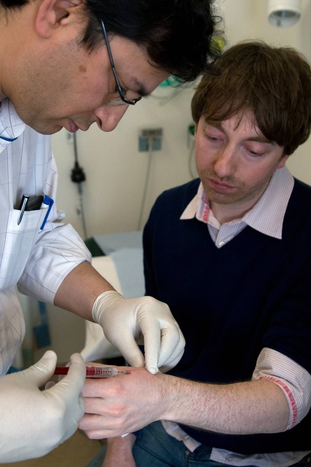 Dr_Mark_Gasson_has_an_RFID_microchip_implanted_in_his_left_hand_by_a_surgeon_%28March_16_2009%29_compress74.jpg