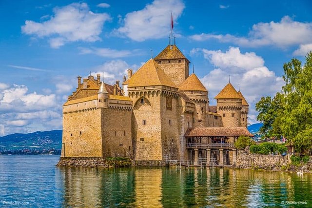 Classic-view-of-Chateau-de-Chillon-in-Switzerland.jpg