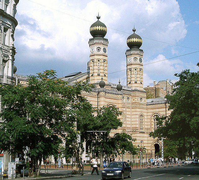 663px-Synagogue-Budapest.jpg