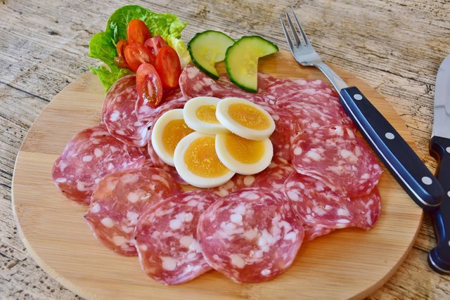 salami-3296478_1920.jpg