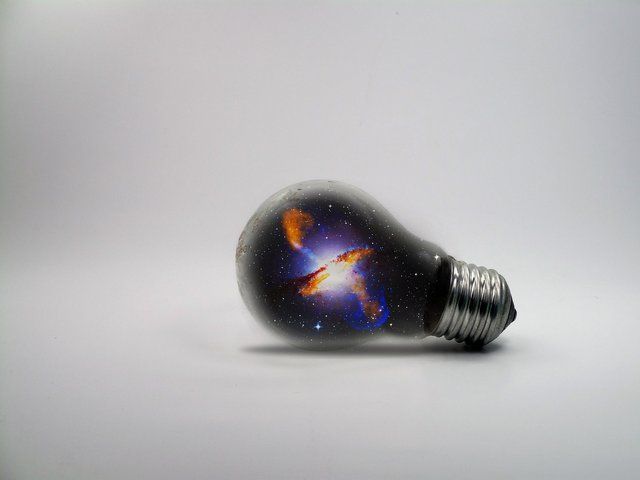 bulb-2700605_1920.jpg