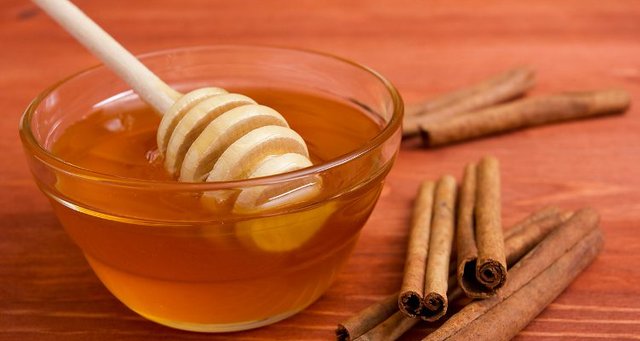 Wooden-honey-stick-and-cinnamon-sticks-750x400.jpg