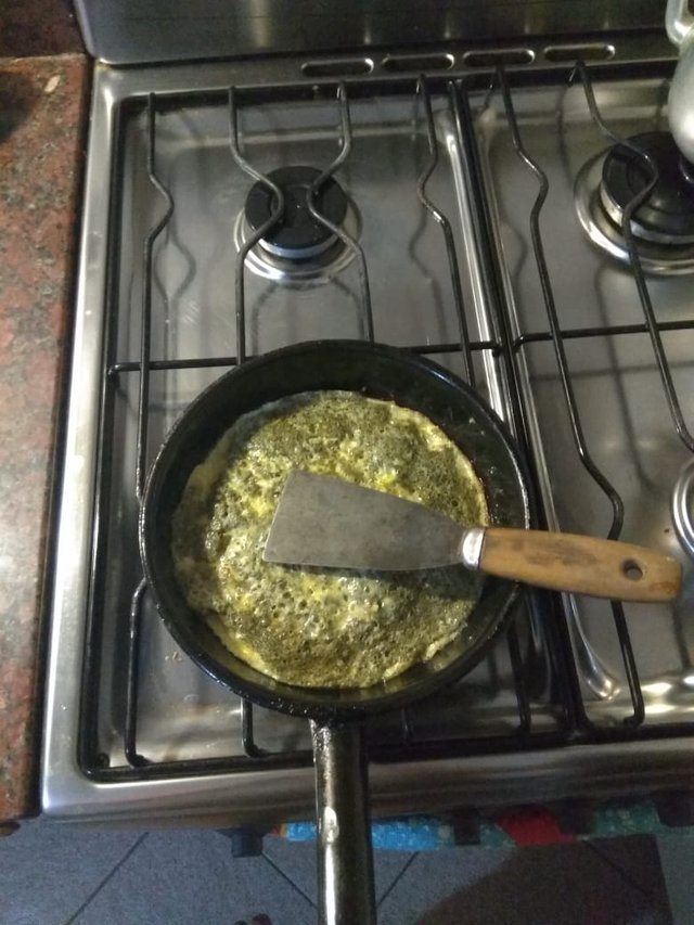 omelette con espatula.jpg
