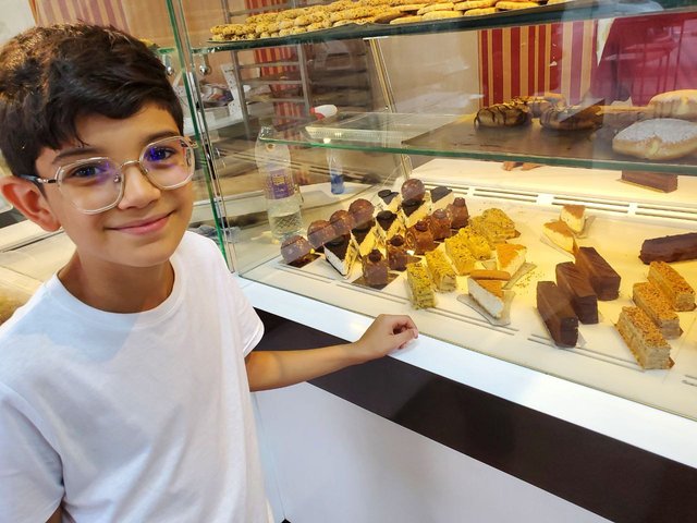 yahya devant la vitrine de gateau.jpeg