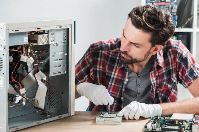 male-technician-working-broken-computer-1536x1025.jpg