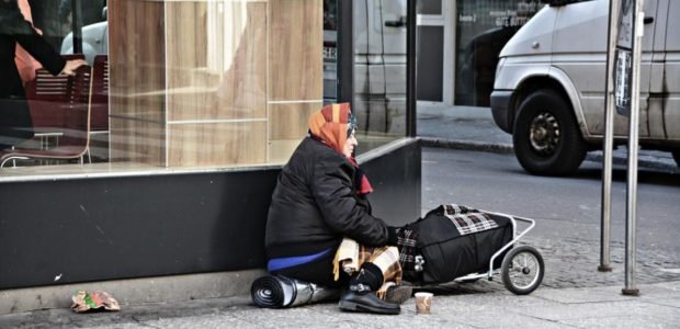 Obdachlose-Bettlerin-in-Frankfurt-620x300.jpg