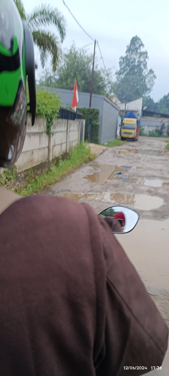 naik gojek pulang.jpg