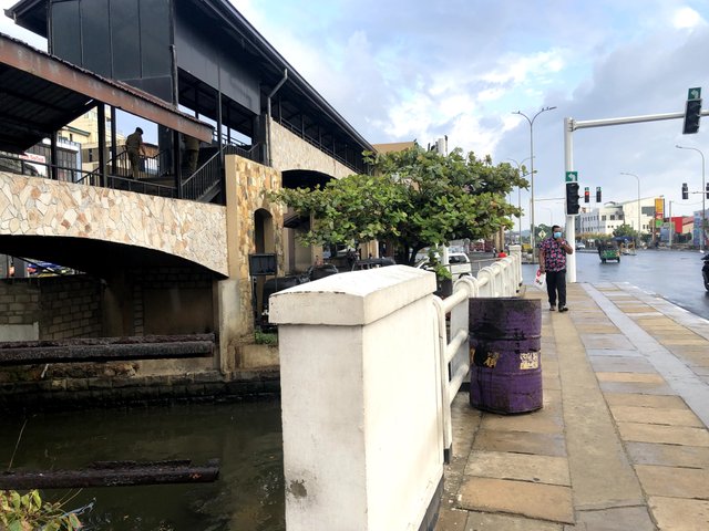 metal bridge galle bus stand and railway station.jpg