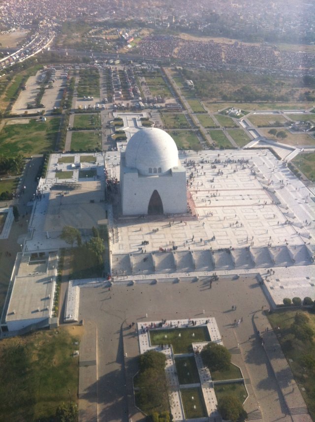 Aerial_view_of_Quid_e_Azam's_tomb_in_Karachi.JPG
