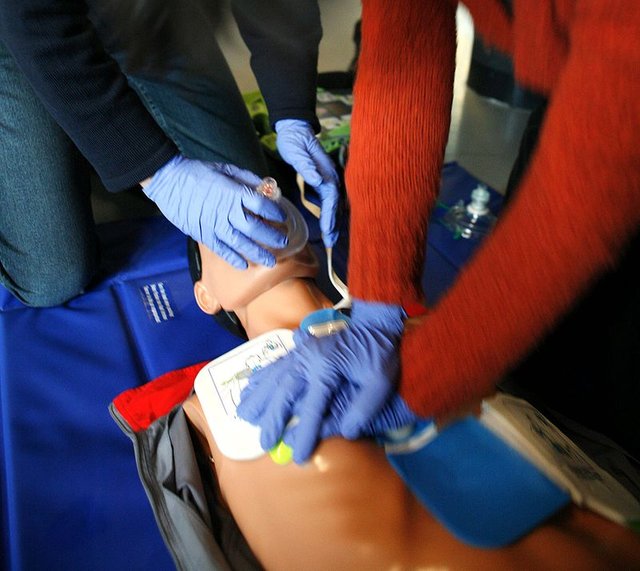 800px-CPR_training-04.jpg