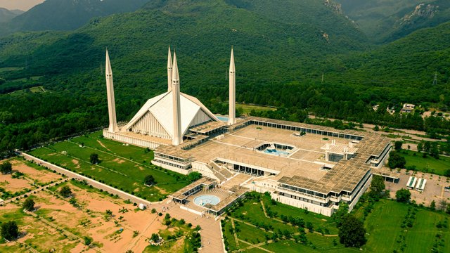 free-photo-of-shah-faisal-mosque-in-pakistan.jpeg
