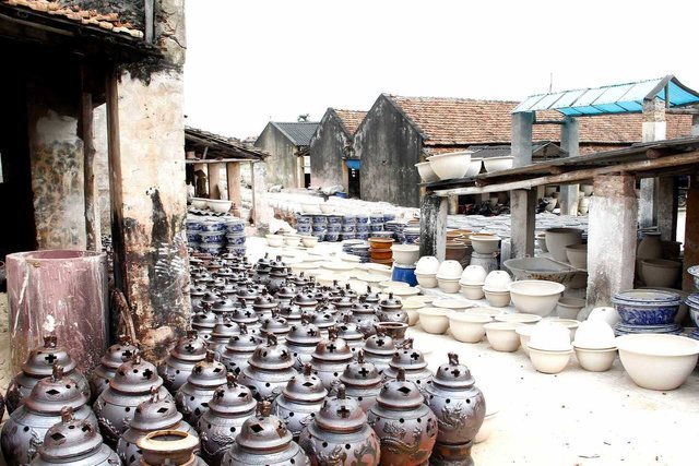 Bat-Trang-Pottery-Village-thumb-1.jpg