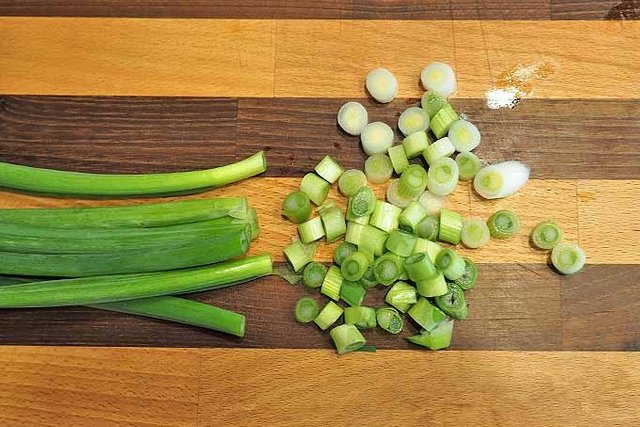 how-to-pick-prep-and-store-green-onions-42621f34d7e9c512197285520dfb68eb.jpg