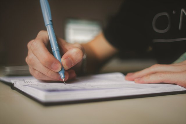 depth-of-field-desk-essay-210661.jpg