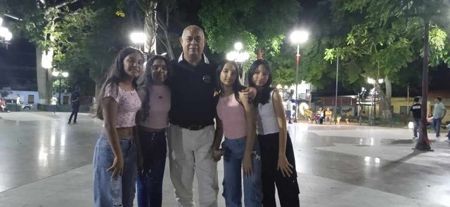 en la plaza con mis sobrinas 3.jpg