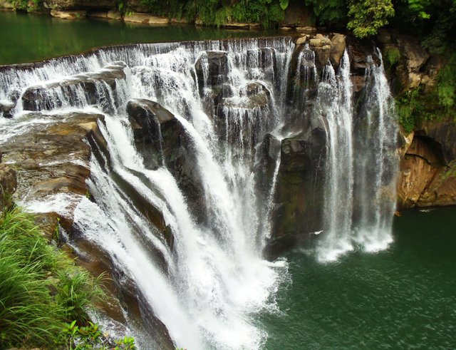 Shifen-Waterfall-New-Taipai.jpg