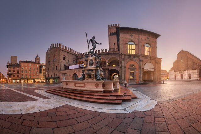 Fountain of Neptune and Piazza del Nettuno, Bologna, Italy.jpg