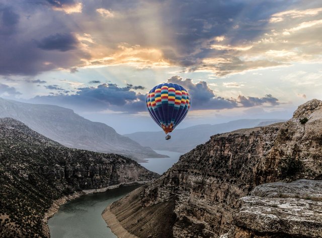 Hot air balloon flying pictures on a beautiful place (4).jpg