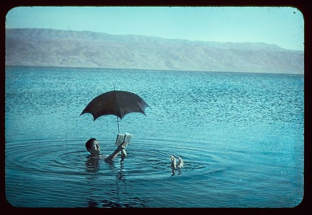 800px-Dead_Sea._Man_with_book_and_sunshade_floating_to_show_bouyancy_(i.e.,_buoyancy)_LOC_matpc.23180.jpg