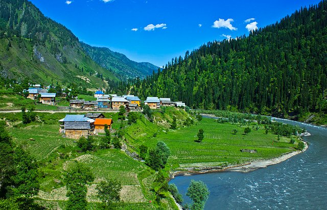 800px-Heavens_unleashed_Neelum_valley.jpg