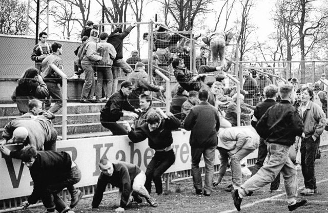 Bundesarchiv_Bild_183-1990-0414-009,_FDGB-Pokal,_1._FC_Lok_Leipzig_-_Dynamo_Schwerin,_Ausschreitungen (1).jpg