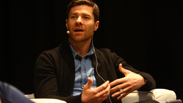 Los_Caminos_del_fútbol._Xabi_Alonso_(39480409675).jpg